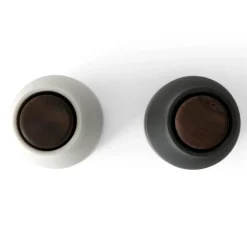 Audo Copenhagen Molinillos De Sal Y Pimienta<2 molinillos de especias Bottle, Ash-carbon (tapa de nogal) NegroBlanco