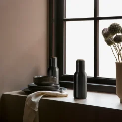Audo Copenhagen 2 Molinillos de especias Bottle Grinder metal, Bronzed brass (tapa de nogal) Negro Outlet