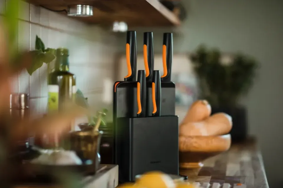 Fiskars Bloque de cuchillos en plástico con 5 cuchillos Functional Form, 6 piezas Negro