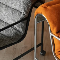 Lammhults Butaca Sunny con reposabrazos, Piel color coñac con estructura cromada y ruedas MarrónPlateado Best