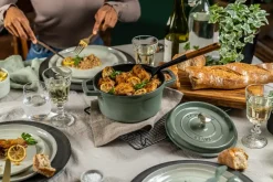 STAUB Cacerola de hierro fundido La Cocotte redonda 5,2 L, Madera de eucalipto Verde New