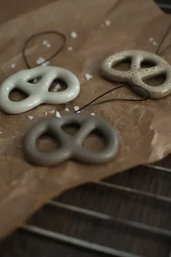 DBKD Colgante decorativo Hanging pretzel, Dust Marrón Sale