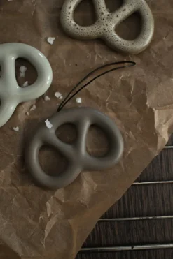 DBKD Colgante decorativo Hanging pretzel, Dust Marrón Sale