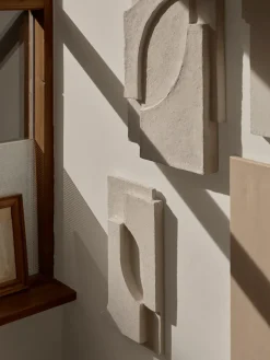 Kristina Dam Studio Decoración de pared Serif Relief S, Off white Blanco Sale