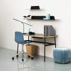 Normann Copenhagen Escritorio Journal, Laminado , patas de acero negras y cajón Negro Hot