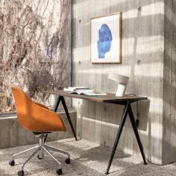 HAY Escritorios<Escritorio Pyramid 01, Oak clear lacquer-140x75cm-estructura de acero negro Beige