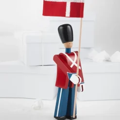 Kay Bojesen Denmark Figura soldado con bandera textil Kay Bojesen, 29,5 cm AzulRojo