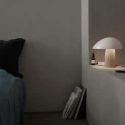 Fritz Hansen Lámpara de mesa Night Owl fresno, Smokey white Blanco
