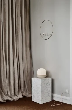 Audo Copenhagen Mesa auxiliar Plinth tall 30x30x51 cm, White Blanco Best