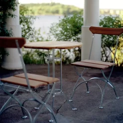 Grythyttan Stålmöbler Mesa de tres patas Bryggeri, Roble aceitado - estructura galvanizada en caliente Beige