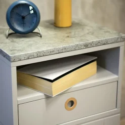 Mavis Mesita de noche Höllviken con patas altas, claro Gris Online