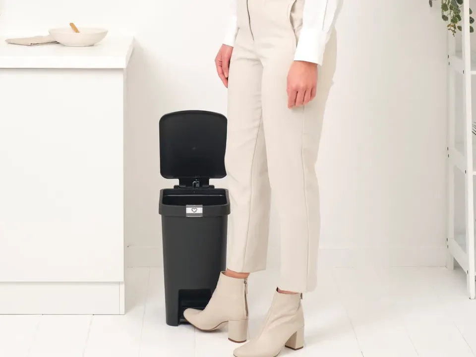 Brabantia Papelera con pedal StepUp de 16 L, oscuro Gris