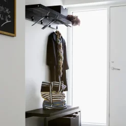 Fritz Hansen Estantes Percheros|Estantes Percheros<Perchero de pared Cutter, Roble lacado en Negro