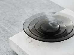 Orrefors Plato Pond 36,3 cm, gris GrisTransparente Clearance