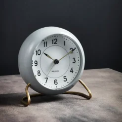 Arne Jacobsen Clocks Reloj de mesa AJ Station 12 cm, gris-blanco GrisBlanco Outlet