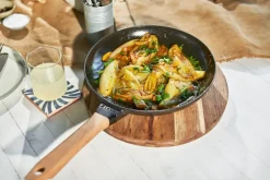 STAUB Sartén de hierro fundido negra con mango de madera claro, Ø28 cm Negro Discount
