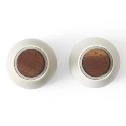 Audo Copenhagen Set de 2 molinillos de especias Bottle Grinder cerámica, Sand (tapa de nogal) BeigeGris