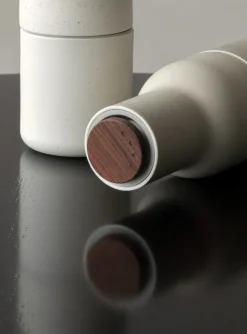 Audo Copenhagen Set de 2 molinillos de especias Bottle Grinder cerámica, Sand (tapa de nogal) BeigeGris