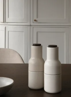Audo Copenhagen Set de 2 molinillos de especias Bottle Grinder cerámica, Sand (tapa de nogal) BeigeGris