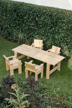 HAY Silla de comedor Crate con reposabrazos en pino lacado, Pino lacado al agua Beige
