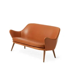 Warm Nordic Sofá Dwell, 2 plazas cuero silk 250 cognac, patas de roble ahumado Marrón Clearance