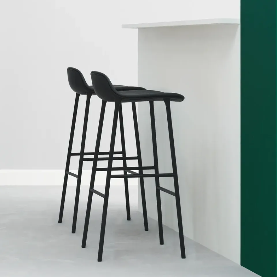 Normann Copenhagen Taburetes Altos<Taburete bar Form bajo, Green, patas de acero lacadas en Verde