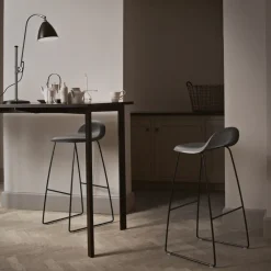 GUBI Taburete bar 3D alto, Black, patas de acero en Negro Hot
