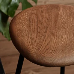 Warm Nordic Taburete bar Pebble, Roble ahumado, altura 65, base negra Beige Hot