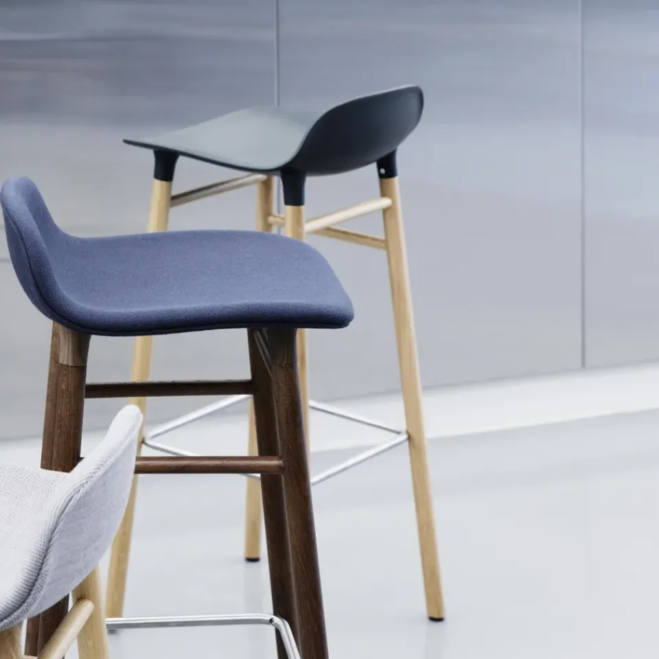 Normann Copenhagen Taburetes Altos<Taburete de bar Form Chair con patas de roble, Negro