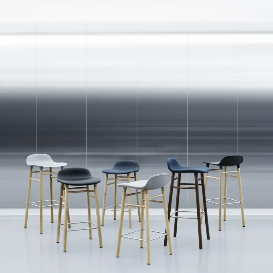 Normann Copenhagen Taburetes Altos<Taburete de bar Form Chair con patas de roble, Negro