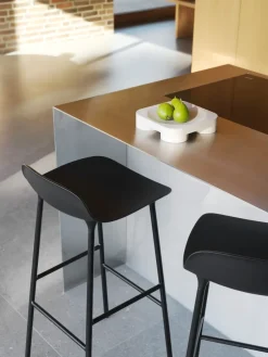 Normann Copenhagen Taburete de bar Form Chair con patas de metal, Negro Clearance