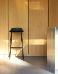 Normann Copenhagen Taburete de bar Form Chair con patas de metal, Negro Clearance