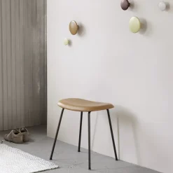 Muuto Taburetes<Taburete Fiber, Natural white, patas de roble Blanco