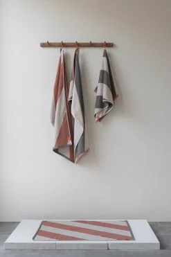 Mette Ditmer Toalla Diagonal 40x55 cm 2-pack, Dark olive Gris Sale