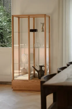 Kristina Dam Studio Vitrinas Y Gabinetes|Vitrinas Y Gabinetes<Vitrina Japanese grande, Roble aceitado en tono cálido Beige